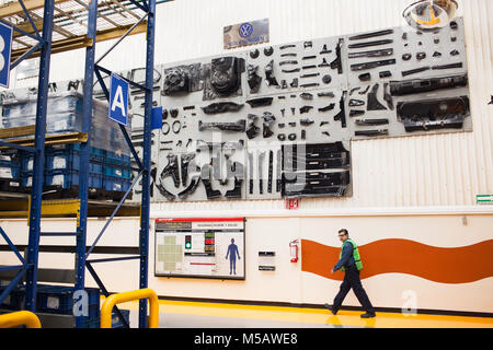 Un travailleur de la grande usine à Puebla, Mexique le Jeudi, Janvier 22, 2015. Magna produit des pièces détachées de voitures qui sont utilisés par une variété de différents constructeurs automobiles. Puebla a une industrie de l'automobile. Banque D'Images