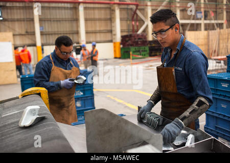 Les travailleurs de la grande usine à Puebla, Mexique le Jeudi, Janvier 22, 2015. Magna produit des pièces détachées de voitures qui sont utilisés par une variété de différents constructeurs automobiles. Puebla a une industrie de l'automobile. Banque D'Images