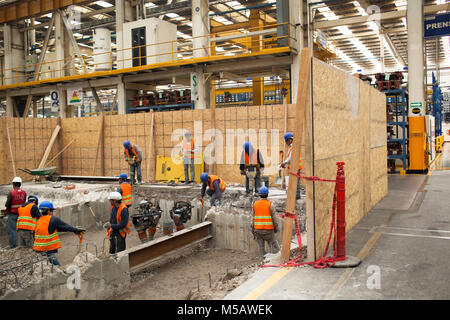 Construction à la grande usine à Puebla, Mexique le Jeudi, Janvier 22, 2015. Magna produit des pièces détachées de voitures qui sont utilisés par une variété de différents constructeurs automobiles. Puebla a une industrie de l'automobile. Banque D'Images