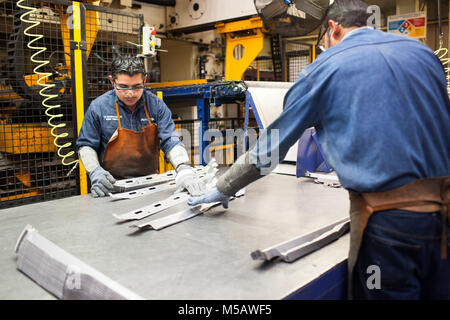 Les travailleurs de la grande usine à Puebla, Mexique le Jeudi, Janvier 22, 2015. Magna produit des pièces détachées de voitures qui sont utilisés par une variété de différents constructeurs automobiles. Puebla a une industrie de l'automobile. Banque D'Images