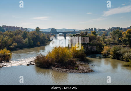 Vue sur le fleuve Guadalquivir du Pont romain, à Cordoue, Espagne. Banque D'Images