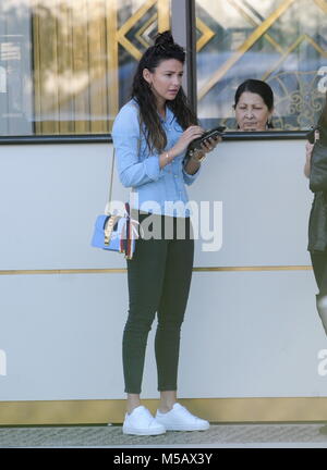 Michelle Keegan sports un léopard s'habiller comme elle a été aperçu quittant l'hôtel Waldorf Astoria après avoir déposé mari Mark Wright à la spa La Prairie pour un anniversaire cocooning. Avec : Michelle Keegan Où : Los Angeles, California, United States Quand : 22 Jan 2018 Credit : WENN Banque D'Images