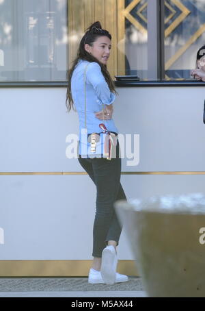 Michelle Keegan sports un léopard s'habiller comme elle a été aperçu quittant l'hôtel Waldorf Astoria après avoir déposé mari Mark Wright à la spa La Prairie pour un anniversaire cocooning. Avec : Michelle Keegan Où : Los Angeles, California, United States Quand : 22 Jan 2018 Credit : WENN Banque D'Images