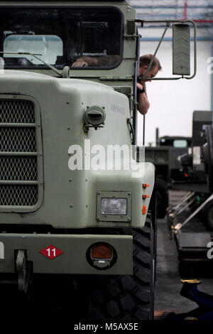 3e classe Mécanicien Construction Michael Andrews Losea, affectés à la construction navale (bataillon Mobile NMCB) 11, Det. Guam, à l'appui du commandant, Force opérationnelle 75 tests, la direction assistée d'un véhicule tactique à bord du tracteur de remplacement de Guam de la base navale, le 14 février 2018. 11 NMCB expéditionnaire assure la construction et l'ingénierie d'inclure l'entretien et l'exploitation des bases et installations expéditionnaire soutien tactique, combler, l'aide humanitaire par le biais de la construction d'action civique et des équipes d'action civique détails et théâtre capacités de réaction aux catastrophes dans la 7e flotte américaine Banque D'Images