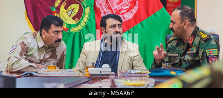 Le brig. Gen. Dawood Tarakhil, général commandant de la 505ème Police nationale afghane de zone (à gauche), M. Hayatullah Hayat, gouverneur de la province d'Helmand (milieu), et le général de Wali Muhammad Ahmadzai, commandant de l'Armée nationale afghane (ANA) 215e Corps, parler avant le NASRAT Shura au Camp Shorabak, Afghanistan, le 10 février 2018. Le peuple afghan est NASRAT opération Forces nationales de défense et de sécurité" 1397 Plan opérationnel annuel pour atteindre et maintenir l'initiative par une action offensive et de l'expansion du contrôle de la population. (U.S. Marine Corps Banque D'Images