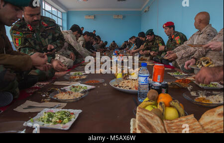 Les principaux dirigeants de la Défense nationale afghane et des forces de sécurité (ANDSF), Groupe de travail sud-ouest, et la province d'Helmand partager un repas après l'NASRAT Shura au Camp Shorabak, Afghanistan, le 10 février 2018. L'opération est le ANDSF NASRAT 1397 du Plan opérationnel annuel pour atteindre et maintenir l'initiative par une action offensive et de l'expansion du contrôle de la population. (U.S. Marine Corps Banque D'Images