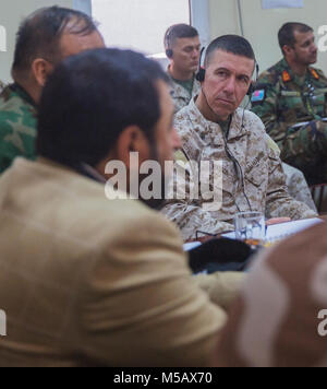 Le brig. Le général Benjamin T. Watson, commandant général de la Force opérationnelle en Afghanistan du sud-ouest, conseille la Défense nationale (ANDSF) et les forces de sécurité et de Helmand leadership lors de la Shura de NASRAT au Camp Shorabak, Afghanistan, le 10 février 2018. L'opération est le ANDSF NASRAT 1397 du Plan opérationnel annuel pour atteindre et maintenir l'initiative par une action offensive et de l'expansion du contrôle de la population. (U.S. Marine Corps Banque D'Images