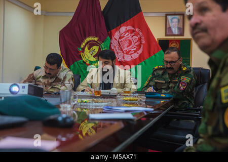 Le brig. Gen. Dawood Tarakhil, général commandant de la 505ème Police nationale afghane de zone (à gauche), M. Hayatullah Hayat, gouverneur de la province d'Helmand (milieu), et le général de Wali Muhammad Ahmadzai, commandant de l'Armée nationale afghane 215e Corps, prendre des notes pendant l'NASRAT Shura au Camp Shorabak, Afghanistan, le 10 février 2018. Le peuple afghan est NASRAT opération Forces nationales de défense et de sécurité" 1397 Plan opérationnel annuel pour atteindre et maintenir l'initiative par une action offensive et de l'expansion du contrôle de la population. (U.S. Marine Corps Banque D'Images