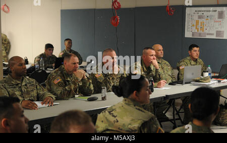 Le colonel Nick Ducich, centre, commandant de la Garde côtière canadienne Cal 79e Infantry Brigade Combat Team, est informé par son personnel au camp McGregor, Nouveau Mexique, le 31 janvier au cours d'un exercice de répétition de mission (MRX) en vue d'un déploiement au Kosovo. Banque D'Images