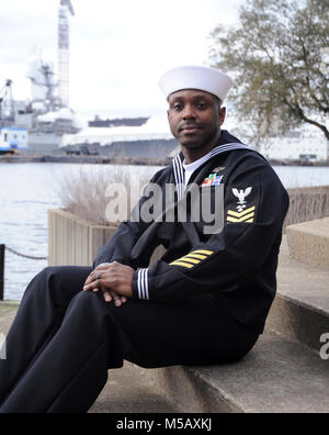 La NORFOLK (fév. 5, 2018) Machinistís Mate (auxiliaire) 1re classe Anthony Phillips, originaire de Queens, à New York., affecté à un groupe de soutien régional de l'Atlantique de la force sous-marine de Groton, 2017 port marin de l'année candidat. Le marin de l'année a été créé en 1972 par le chef des opérations navales Adm. Elmo Zumwalt et Master Chief Petty Officer de la marine John Whittet à reconnaître un particulier marin qui représentait le mieux le groupe de plus en plus de marins professionnels dédiés à chaque commande et, en fin de la Marine. (U.S. Navy Banque D'Images