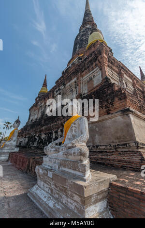 Statue de Bouddha dans le temple Wat Yai Chai Mongkol. Parc historique d'Ayutthaya, Thaïlande. UNESCO World Heritage Site. Banque D'Images