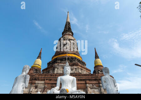 Statue de Bouddha dans le temple Wat Yai Chai Mongkol. Parc historique d'Ayutthaya, Thaïlande. UNESCO World Heritage Site. Banque D'Images