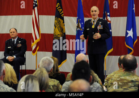 Le brigadier de la Garde nationale aérienne de l'Oregon. Le général Jeffrey adresse argent ceux présents lors de sa cérémonie de la retraite officielle, le 10 février 2018, à Salem, Oregon, argent, avec 33 ans de service avec la Garde nationale de l'Oregon, précédemment commandé la Garde nationale aérienne de l'Oregon et a servi comme adjudant général adjoint. (Oregon Air National Guard Banque D'Images