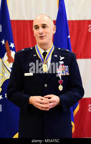 Le brigadier de la Garde nationale aérienne de l'Oregon. Le général Jeffrey M. parle d'argent à une foule rassemblée pour lui souhaiter au revoir au cours de sa retraite, le 10 février 2018, au Centre de préparation à l'Anderson à Salem, Oregon ( Banque D'Images