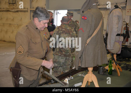 Jay Callaham Vice-présent de l'Association Old Hickory vues artifacts durant la cérémonie d'inauguration des travaux de Caroline du Musée de la Garde nationale et du Centre d'apprentissage de l'excellence au quartier général de Raleigh, Caroline du Nord, le 13 février 2018. Local, d'État de Caroline du Nord et des dirigeants de la Garde nationale sont aussi présents pour une cérémonie d'inauguration des travaux à la Garde nationale de Caroline du Nord Quartier général pour célébrer le début de la construction de la Garde nationale de Caroline du Nord Musée et centre d'apprentissage de l'excellence. (U.S. ARMY Banque D'Images