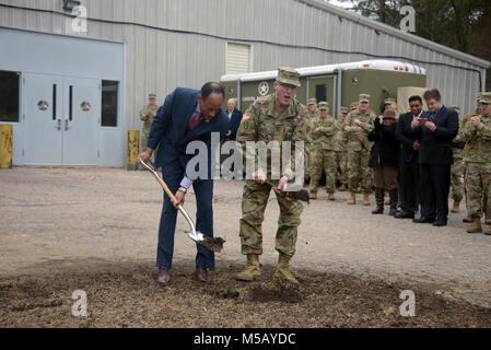 Larry Hall, Secrétaire de la Caroline du Nord Ministère des Affaires des anciens combattants et militaires(à gauche) et le général de l'armée américaine Gregory Lusk, l'Adjudant général(Droite) participer à la Garde nationale de Caroline du Nord Musée et centre d'apprentissage d'excellence cérémonie d'inauguration des travaux à la Garde nationale de Caroline du Nord au quartier général de Raleigh, Caroline du Nord, le 13 février 2018. Local, d'État de Caroline du Nord et des dirigeants de la Garde nationale sont aussi présents pour une cérémonie d'inauguration des travaux à la Garde nationale de Caroline du Nord Quartier général pour célébrer le début de la construction de la N Banque D'Images