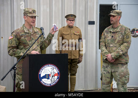 Le Commandement de l'armée américaine le Sgt. Le major commande Johnson Guilford Sgt. Le major de la 30e Brigade Combat Team présente une pièce au cours de la Caroline du Nord Musée de la Garde nationale et du Centre d'apprentissage d'excellence cérémonie d'inauguration des travaux au quartier général de Raleigh, Caroline du Nord, le 13 février 2018. Local, d'État de Caroline du Nord et des dirigeants de la Garde nationale sont aussi présents pour une cérémonie d'inauguration des travaux à la Garde nationale de Caroline du Nord Quartier général pour célébrer le début de la construction de la Garde nationale de Caroline du Nord Musée et centre d'apprentissage de l'excellence. (U.S. ARMY Banque D'Images