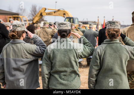 Les membres de la 188ème Escadre militaires durant la cérémonie de la Craftsman aspirateur avale188Th au centre des opérations Fort Smith, AR., févr. 13, 2018. Les 40 000 pieds carrés, l'installation ultramoderne, a été spécialement conçu pour accueillir les missions opérationnelles des avions pilotés à distance le centre d'exploitation (APR), système sol communications réparties (DG), et le ciblage de l'Escadron de production du renseignement (EST) sous un même toit. (U.S. Air National Guard Banque D'Images