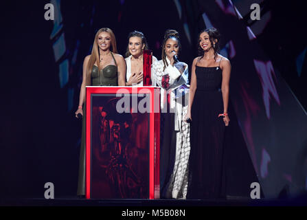 Little Mix présente le prix du meilleur artiste britannique solo masculin lors du spectacle BRIT Awards 2018, qui s'est tenu à l'O2 Arena, Londres. APPUYEZ SUR ASSOCIATION photo. Date de la photo: Mercredi 21 février 2018. Voir l'histoire de PA SHOWBIZ Bits. Le crédit photo devrait se lire comme suit : Victoria Jones/PA Wire. Banque D'Images