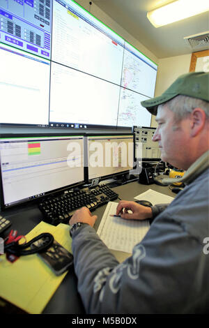 Technicien contrôle de la gamme Mark s'entretenir avec la Direction des plans, la formation, la mobilisation et la sécurité travaille au bureau d'incendie le 16 janvier 2018, à Fort McCoy, Wisconsin Le 24, la communication avec les unités en utilisant l'éventail complexe ainsi que l'éventail d'entretien et les autres personnel dans l'ensemble de 46 000 hectares de zones d'entraînement sur Fort McCoy. (U.S. Army Banque D'Images