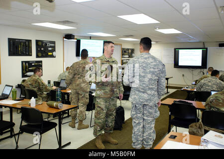Les élèves de l'approvisionnement en munitions 89B, cours enseignés par le 13e bataillon du 100e (13e, 100e Régiment), travailler sur un projet 16 janvier 2018, à Fort McCoy, Wisconsin (Etats-Unis), la 13e, 100e est un bataillon d'artillerie qui offre de la formation et du soutien à la formation des soldats dans les spécialités professionnelles militaires - maintenance (MOS) série. L'unité, aligné sous la 3e Brigade, 94e Division du 80e commandement de l'instruction, a été de Fort McCoy depuis environ 1995. (U.S. Army Banque D'Images
