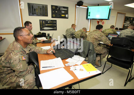 Les élèves de l'approvisionnement en munitions 89B, cours enseignés par le 13e bataillon du 100e (13e, 100e Régiment), travailler sur un projet 16 janvier 2018, à Fort McCoy, Wisconsin (Etats-Unis), la 13e, 100e est un bataillon d'artillerie qui offre de la formation et du soutien à la formation des soldats dans les spécialités professionnelles militaires - maintenance (MOS) série. L'unité, aligné sous la 3e Brigade, 94e Division du 80e commandement de l'instruction, a été de Fort McCoy depuis environ 1995. (U.S. Army Banque D'Images