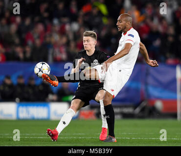 Séville, Espagne. 21 Février, 2018. Sevilla, Espagne-21 février : ; (L-R) MCTominay de Manchester United, Steven N'Zonzi de FC Séville lors de la Ligue des Champions match entre FC Séville v Manchester United au stade Sanchez Pizjuan le Février 21th, 2018 à Séville en Espagne (photo de Cristobal Duenas Crédit : CORDON PRESS/Alamy Live News Banque D'Images