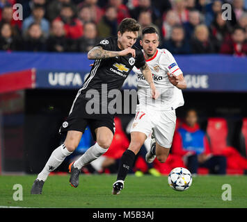 Séville, Espagne. 21 Février, 2018. Sevilla, Espagne-21 février : ; (L-R) Victor Lindelof de Manchester United, Pablo Sarabia de FC Séville lors de la Ligue des Champions match entre FC Séville v Manchester United au stade Sanchez Pizjuan le Février 21th, 2018 à Séville en Espagne (photo de Cristobal Duenas Crédit : CORDON PRESS/Alamy Live News Banque D'Images