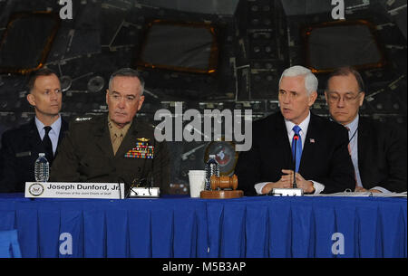 21 février 2018 - au Centre spatial Kennedy, en Floride, États-Unis - Vice Président américain Mike Pence (deuxième à droite) et le général Joseph Dunford, Jr., Président de l'état-major interarmées (deuxième à gauche) participer à la deuxième réunion du Conseil national de l'espace le 21 février 2018 au Centre spatial Kennedy en Floride. L'administration d'Atout a rétabli le conseil en juin 2017. (Paul Hennessy/Alamy) Banque D'Images