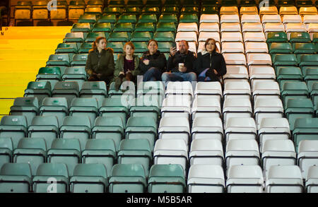 Yeovil, Somerset, Royaume-Uni. 21 février 2018, Huish Park, Yeovil, Angleterre : Supporters prendre leur place avant le match entre WSL Yeovil Town FC Mesdames et Mesdames Chelsea FC, à l'Huish Park Stadium - Accueil de Yeovil C.F. © David Partridge / Alamy Live News Banque D'Images