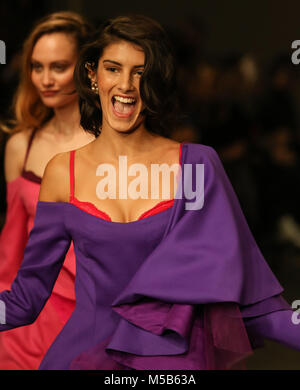 Londres, Royaume-Uni. 16 Février, 2018. FASHION-BRETAGNE-MARTA JAKUBOWSKI.un modèle présente une création de la Marta Jakubowski collection pendant leur show catwalk le premier jour de la Fashion Week de Londres Automne/Hiver 2018 à Londres le 16 février 2018./AFP PHOTO/NIKLAS HALLE'N Crédit : Rahman Hassani/SOPA/ZUMA/Alamy Fil Live News Banque D'Images