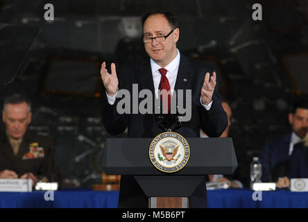 Le Kennedy Space Center, USA. 21 février 2018 - Robert M. Lightfoot, Jr., administrateur par intérim de la NASA, introduit Vice président américain Mike Pence, président du Conseil national de l'espace, à la deuxième réunion du groupe. L'administration d'Atout a rétabli le conseil en juin 2017. Crédit : Paul Hennessy/Alamy Live News Banque D'Images