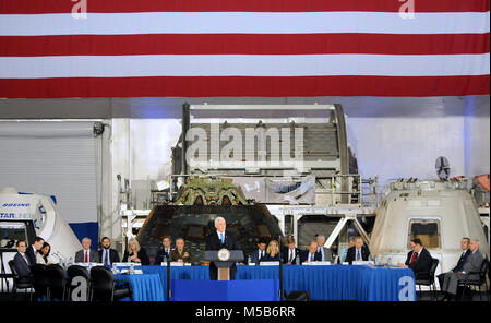 Le Kennedy Space Center, USA. 21 février 2018 - Vice Président américain Mike Pence, président du Conseil national de l'espace, fait de l'allocution d'ouverture lors de la deuxième réunion du groupe. L'administration d'Atout a rétabli le conseil en juin 2017. Crédit : Paul Hennessy/Alamy Live News Banque D'Images