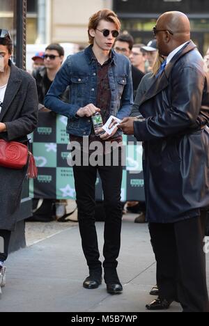 New York, NY, USA. Feb 21, 2018. Owen Teague dehors et environ pour la célébrité Candids - WED, New York, NY 21 février 2018. Credit : Kristin Callahan/Everett Collection/Alamy Live News Banque D'Images