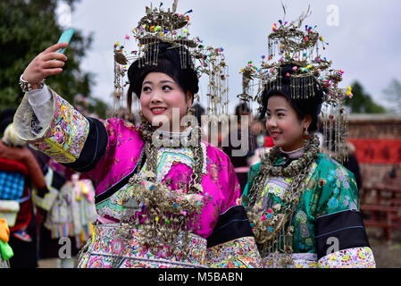 Qiandongnan, Chine. Feb 21, 2018. Les filles du groupe ethnique Dong selfies prendre au cours d'un folk traditionnel juste à Rongjiang, comté de la province du Guizhou, au sud-ouest de la Chine, le 21 février 2018, pour célébrer la fête du printemps. Credit : Jiang Zuoxian/Xinhua/Alamy Live News Banque D'Images