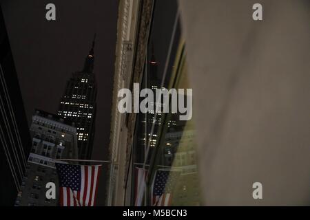 L'Empire State Building s'assombrit pour honorer les victimes de prise de parc en Floride, New York, USA - 22 février 2018 (Photo : WILLIAM VOLCOV/BRÉSIL PHOTO PRESSE) Banque D'Images