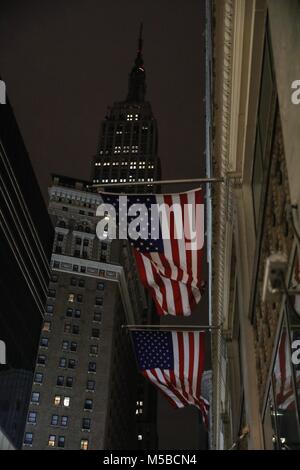 L'Empire State Building s'assombrit pour honorer les victimes de prise de parc en Floride, New York, USA - 22 février 2018 (Photo : WILLIAM VOLCOV/BRÉSIL PHOTO PRESSE) Banque D'Images