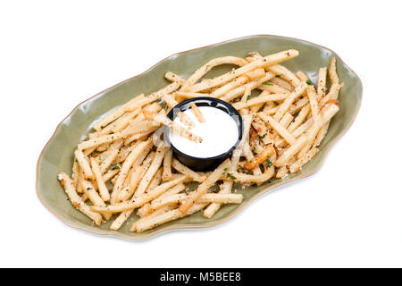 PARMESAN AIL Frites avec sauce trempette ranch sur une plaque en céramique verte Banque D'Images