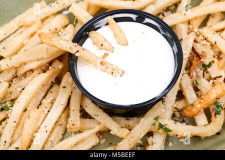 PARMESAN AIL Frites avec sauce trempette ranch sur une plaque en céramique verte Banque D'Images