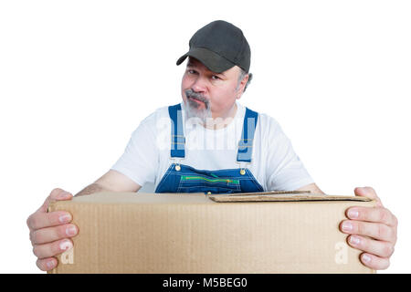 Man holding a déplu grande boîte en carton contre fond blanc Banque D'Images