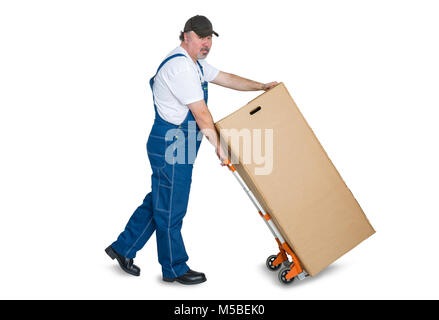 Travailleur homme transport grande boîte en carton avec chariot against white background Banque D'Images