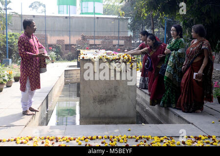 Kolkata, Inde. Feb 21, 2018. L'homme Indien et des femmes rend hommage à fleurs Marty Monument à l'occasion Journée internationale de langues. Les gens payer hommage floral à Marty Monument à l'occasion de la Journée internationale de la langue maternelle. Credit : Saikat Paul/Pacific Press/Alamy Live News Banque D'Images