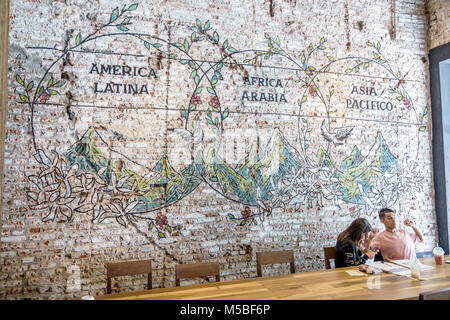 Buenos Aires Argentina, Galerias Pacifico, centre commercial, intérieur, café Starbucks, café, café, café, maison de café, murale murale, brique exposée, table, adultes m Banque D'Images