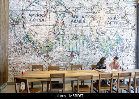 Buenos Aires Argentina, Galerias Pacifico, centre commercial, intérieur, Starbucks Coffee, café, café, café, café, maison de café, murale murale, brique exposée, table, homme hommes, W Banque D'Images