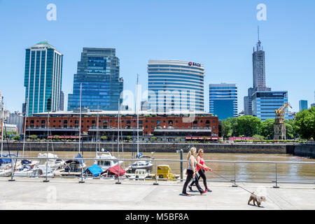 Buenos Aires Argentine,Puerto Madero,Rio Dique,eau,bord de rivière,ville horizon,bâtiments,hispanique,femme femme femme,chien de marche,bateaux,ARG171125258 Banque D'Images