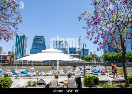 Buenos Aires Argentina,Puerto Madero,Rio Dique,eau,bord de rivière,ville horizon,bâtiments,hispanique,homme hommes,femme femmes,serveur serveur serveur serveur Banque D'Images