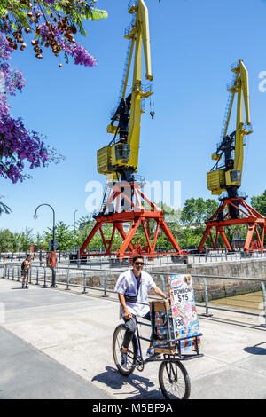 Buenos Aires Argentina,Puerto Madero,Rio Dique,eau,bord de rivière,promenade,hispanique,homme hommes,rue distributeur de crème glacée vendeurs vendre, stall sta Banque D'Images