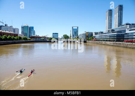 Buenos Aires Argentina,Puerto Madero,Rio Dique,eau,bord de la rivière,horizon de la ville,vue de Puente de la Mujer,kayak aviron,ARG171125294 Banque D'Images