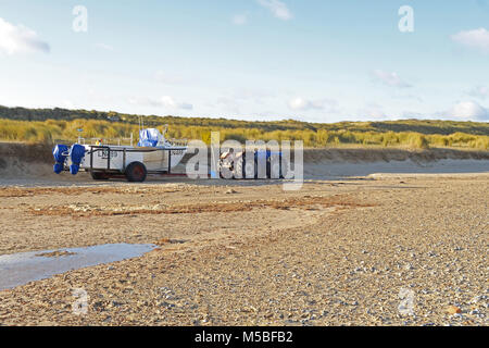 Bateau de pêche et le tracteur garé sur beach Eccles-sur-Mer, Norfolk, UK Décembre Banque D'Images