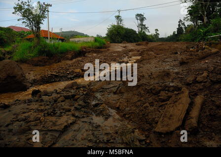 L'Indonésie. Feb 21, 2018. Lave froide inondations en raison de l'éruption du mont Sinabung, frapper le sigarang garang village, dans le district de Karo, du nord de Sumatra. Le mont Sinabung se répandant 5000 mètres dans le ciel, qui a eu lieu le 19 février 2018, les résidents devraient se méfier de lave froide des inondations. Credit : Sabirin Manurung/Pacific Press/Alamy Live News Banque D'Images